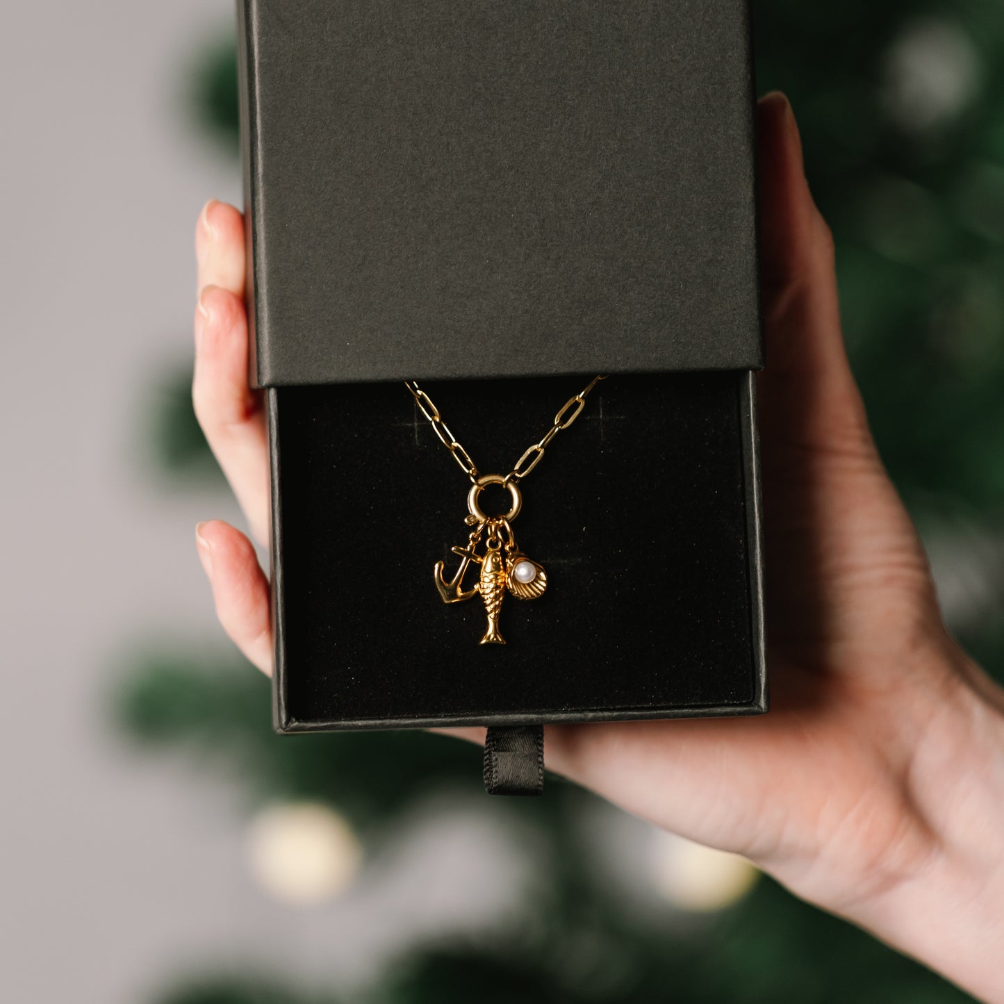 Clasp Charm Necklace Gold